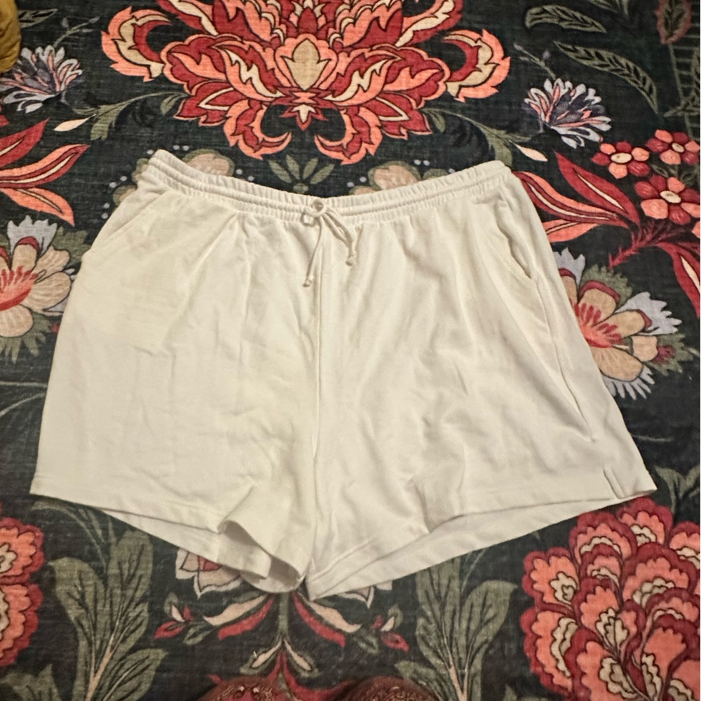 3/$25 🤍 Old Navy White Athletic Shorts 3X
